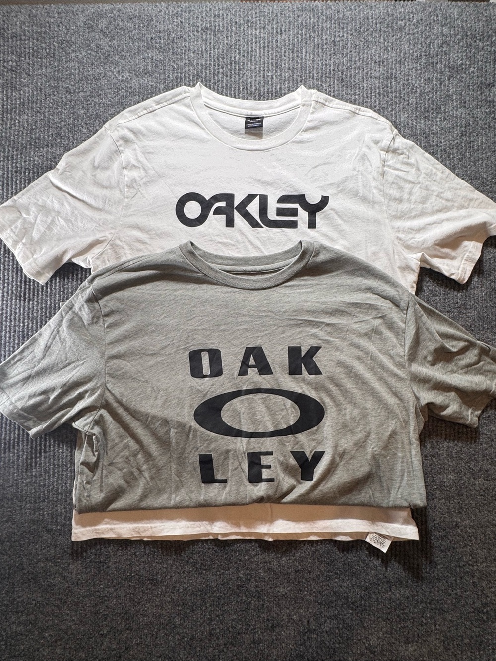 Lot of 2 Oakley shirts hydrolix Men's XL